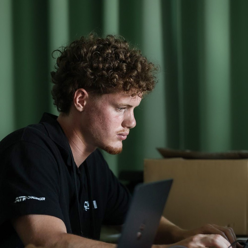 Arthur Viaud en situation de travail pendant le Royan Atlantique Open